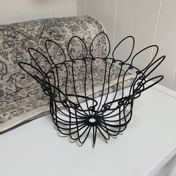 Country Farm Wire Basket Planter in Black - Picture 3 of 4